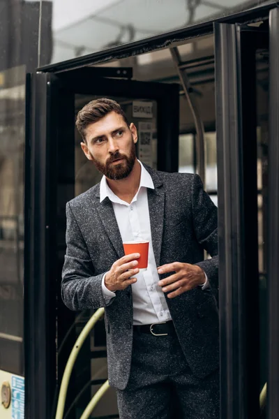 Hombre Traje Con Una Taza Café Mano — Foto de Stock