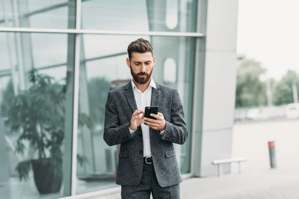 Empresario Mensajes Texto Mientras Camina — Foto de Stock