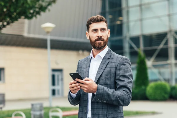 Bonito Homem Terno Usando Smartphone — Fotografia de Stock