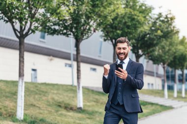 Neşeli işadamı dans ve yeni kariyeri hakkında telefon konuşuyor