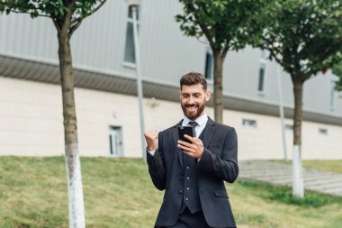 dans başarı. başarılı bir iş adamı kendine güvenen başarısını kutluyor. genç adam resmi el giyim ve sevinirler.