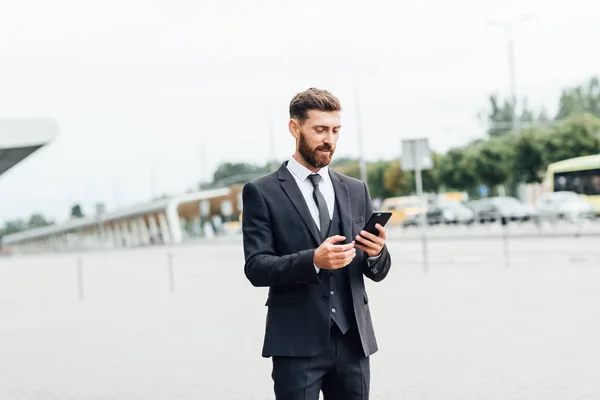 Bonito Homem Terno Usando Smartphone — Fotografia de Stock