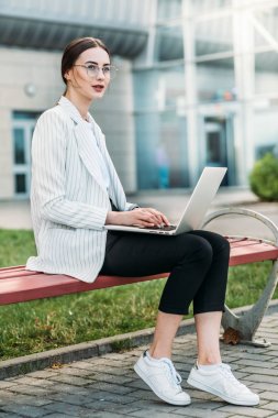 Dizüstü bilgisayarda çalışan başarılı bir işadamı. İş kadını çalışıyor. Satış kadını metin yazarken dizüstü bilgisayarını kullanarak çalışıyor. Gözlüklü iş kadını on-line çalışıyor. Mobil teknoloji.