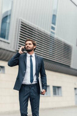 Sokakta telefonla konuşan adam