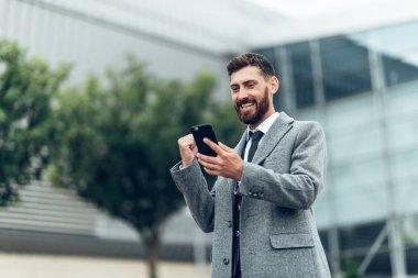 dans başarı. başarılı bir iş adamı kendine güvenen başarısını kutluyor. genç adam resmi el giyim ve sevinirler.