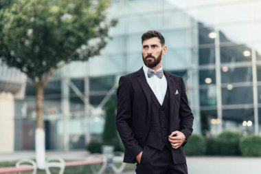 Zarif mor takım elbise seksi güzel bir model portresi.