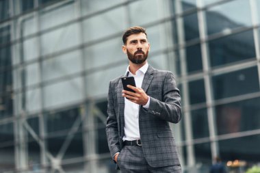 Yürüyüş sırasında mesaj veren işadamı