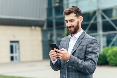 Yürüyüş sırasında mesaj veren işadamı