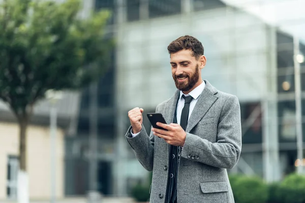 Éxito Hombre Negocios Exitoso Seguro Celebra Éxito Joven Formal Llevar — Foto de Stock