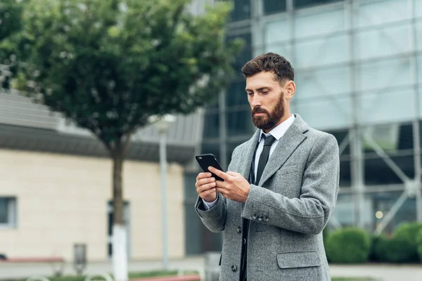 Yürüyüş sırasında mesaj veren işadamı