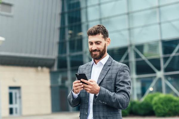 Fiatal Üzletember Beszél Mobiltelefonján Utcán — Stock Fotó