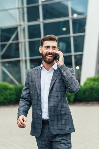 Neşeli işadamı dans ve yeni kariyeri hakkında telefon konuşuyor