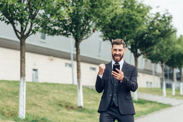 dans başarı. başarılı bir iş adamı kendine güvenen başarısını kutluyor. genç adam resmi el giyim ve sevinirler.