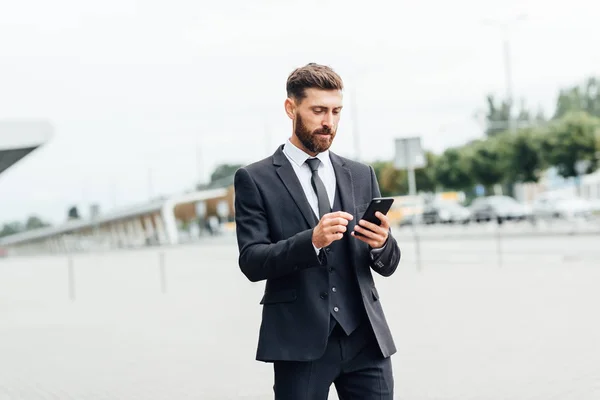 Hombre Negocios Alegre Bailando Hablando Por Teléfono Sobre Nueva Carrera — Foto de Stock