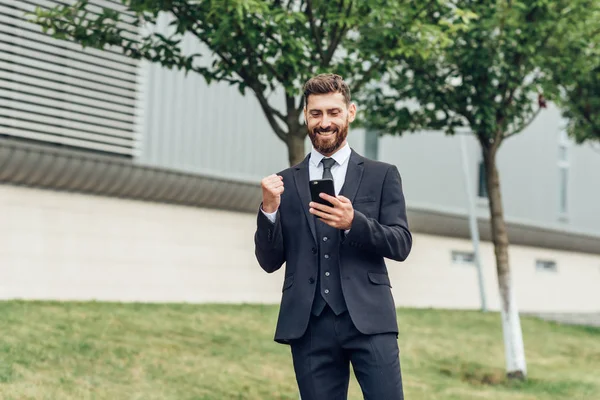 Gioioso Uomo Affari Che Balla Parla Telefono Della Sua Nuova — Foto Stock