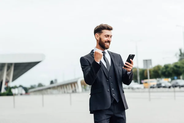 cep telefonu kullaranarak gülümseyen iş adamı