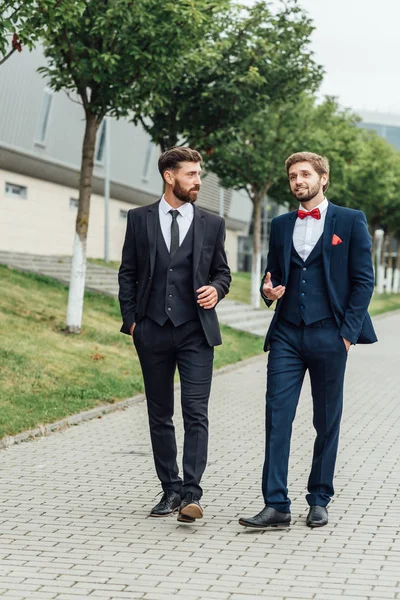 Due Colleghi Uomini Affari Sorridenti Abito Blu Che Parlano Camminano — Foto Stock