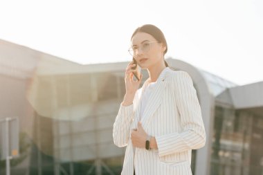 Dizüstü bilgisayarda çalışan başarılı bir işadamı. İş kadını çalışıyor. Satış kadını metin yazarken dizüstü bilgisayarını kullanarak çalışıyor. Gözlüklü iş kadını on-line çalışıyor. Mobil teknoloji.