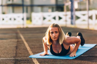 Şınav yapan fitness kızı. Sokak oyun alanında spor yapıyorum. Yaz, harika hava.