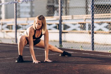 Mükemmel egzersiz! Spor giyim genç, güzel spor kız lunges yapıyor