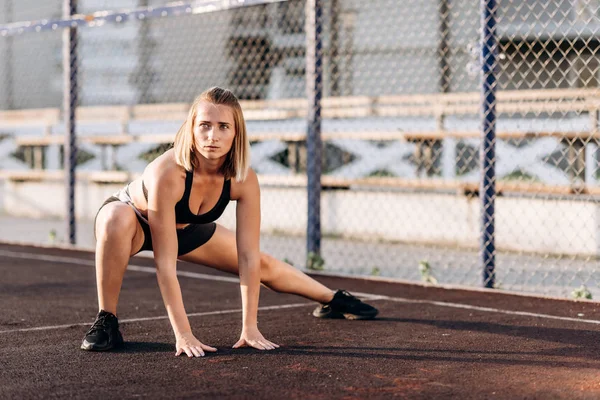 Excellent Exercise Young Beautiful Sports Girl Sport Clothing Doing Lunges — Stock Photo, Image