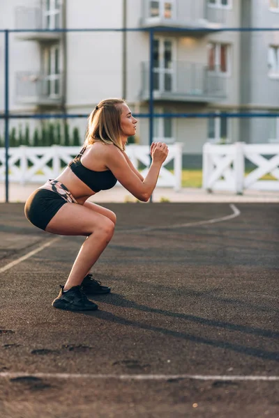 Mükemmel egzersiz! Spor giyim genç, güzel spor kız lunges yapıyor