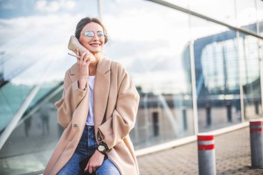 Telefon kullanma Office iş kadını