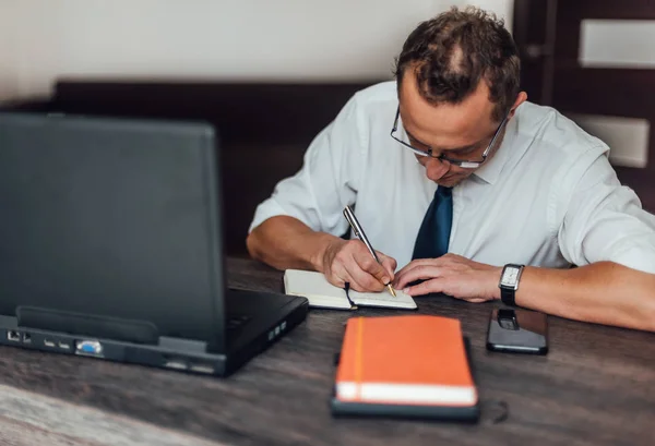 Empresario Que Trabaja Oficina Usa Smartphone Documentos Escritorio — Foto de Stock