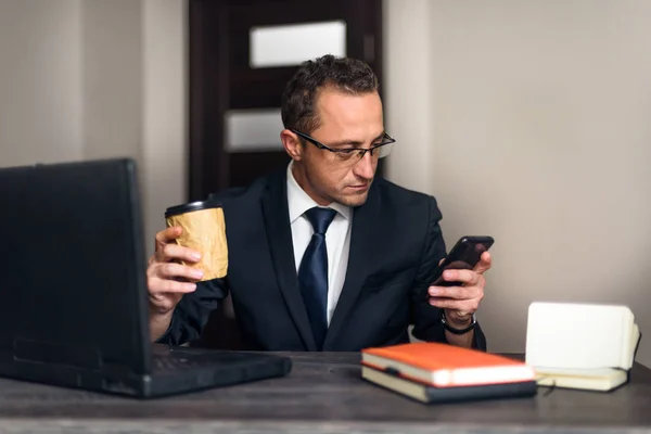 Empresário Trabalhando Seu Escritório Computador Segurando Café — Fotografia de Stock