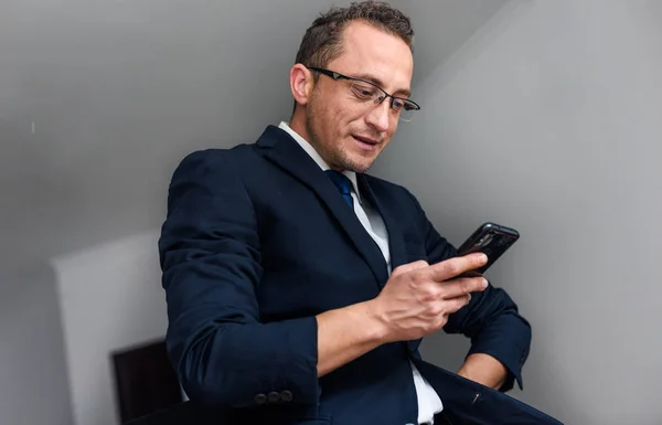 Empresário Sentado Calmamente Mesa Falando Telefone — Fotografia de Stock