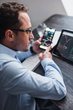 İşadamı tüccar grafik konseptiyle çalışıyor.