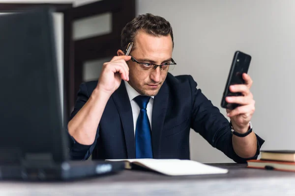 Empresário Usando Telefone Enquanto Trabalhava Escritório — Fotografia de Stock