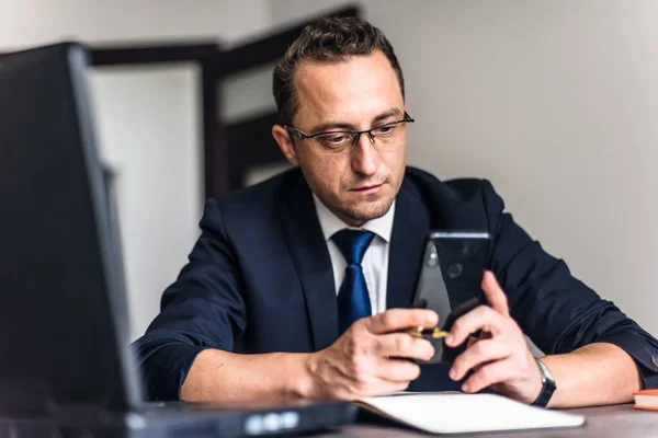 Enviar Uma Mensagem Colega Jovem Confiante Uso Casual Inteligente Segurando — Fotografia de Stock