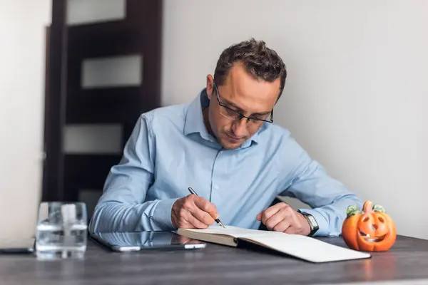 Empresario Escribiendo Idea Sobre Proyecto Actual Cuaderno Sala Reuniones — Foto de Stock