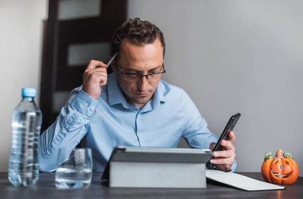 Empresario Con Anteojos Trabajando Desde Casa — Foto de Stock