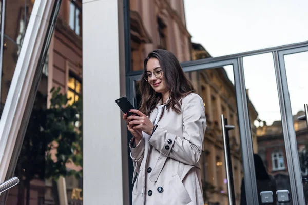 Gelukkig Jonge Vrouw Brillen Mobiele Telefoon Praten Tijdens Het Lopen — Stockfoto