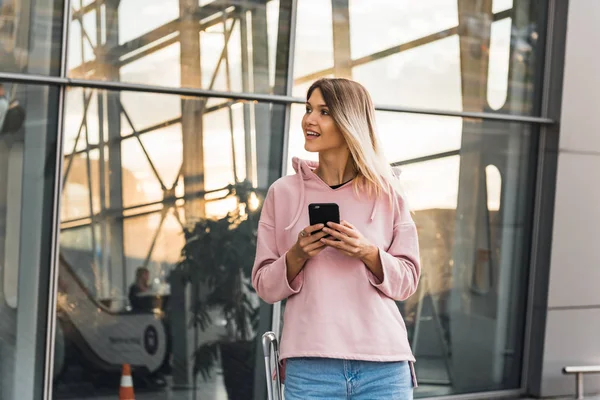 Jonge Blonde Vrouwelijke Toerist Casual Kleding Met Behulp Van Smartphone — Stockfoto