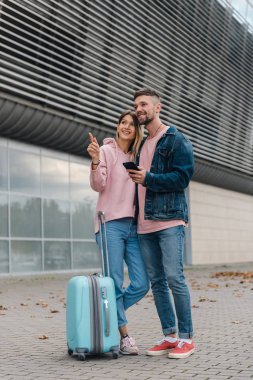 İki genç turist Havaalanı'ndan otele yol bulmak Bagaj ile