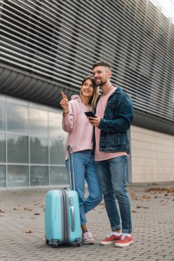 Havaalanından otele giden bagajlı iki genç turist..