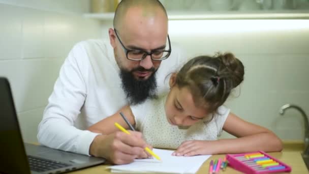 Батько і дочка роблять домашнє завдання разом . — стокове відео