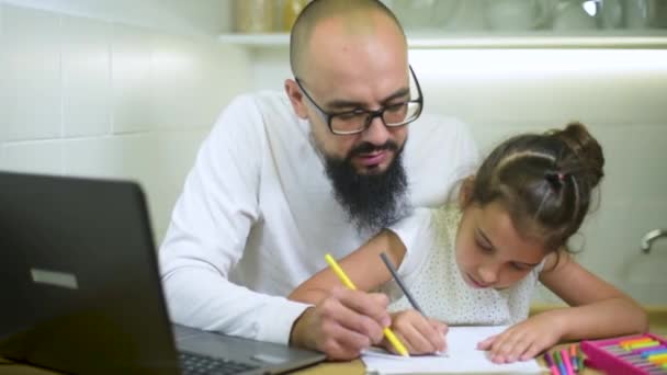 Otec a jeho dcera kreslí. Otec a dcera zbarvení společně doma. — Stock video