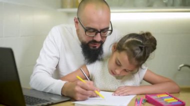 Baba ve kızı resim çiziyor. Baba ve kızı evde beraber resim yapıyorlar..