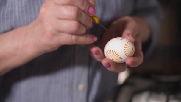 Geleneksel Balmumu Boyama Aracı Kullanarak Noel Yumurtası Boyayan Kadını Kapat — Stok video