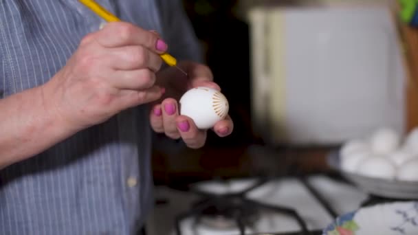 Kadın Ressamlar Paskalya Yumurtalarını Geleneksel Bal Mumu Boyama Tekniğiyle Boyalı — Stok video