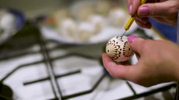 Artis Wanita Ornamen Telur Paskah Dengan Teknik Melukis Lilin Lebah — Stok Video