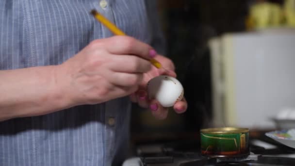 Ornamentos Artista Femenina Cerca Huevos Pascua Con Técnica Tradicional Pintura — Vídeos de Stock