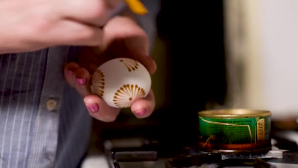 Mujer Pintar Huevos Pascua Una Manera Auténtica Con Velas Cera — Vídeos de Stock