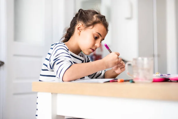 Linda Niña Inteligente Escuela Primaria Aprender Escribir Haciendo Tarea Sentarse — Foto de Stock