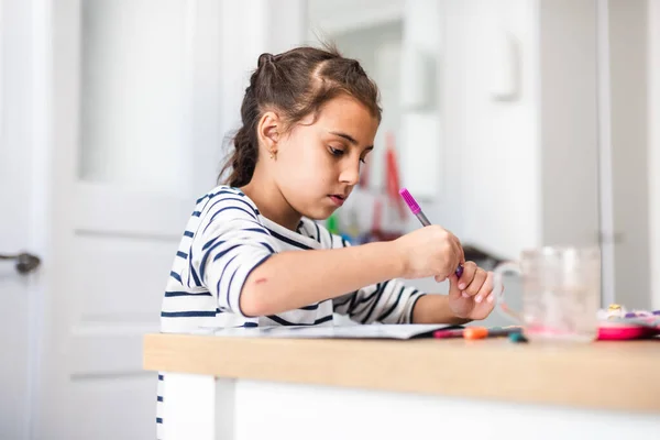 Fotografía Recortada Una Niña Enfocada Haciendo Una Foto Usando Diferentes — Foto de Stock