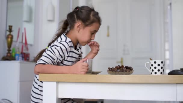 Enfant Heureux Petite Fille Manger Fruits Date Dans Cuisine Maison — Video
